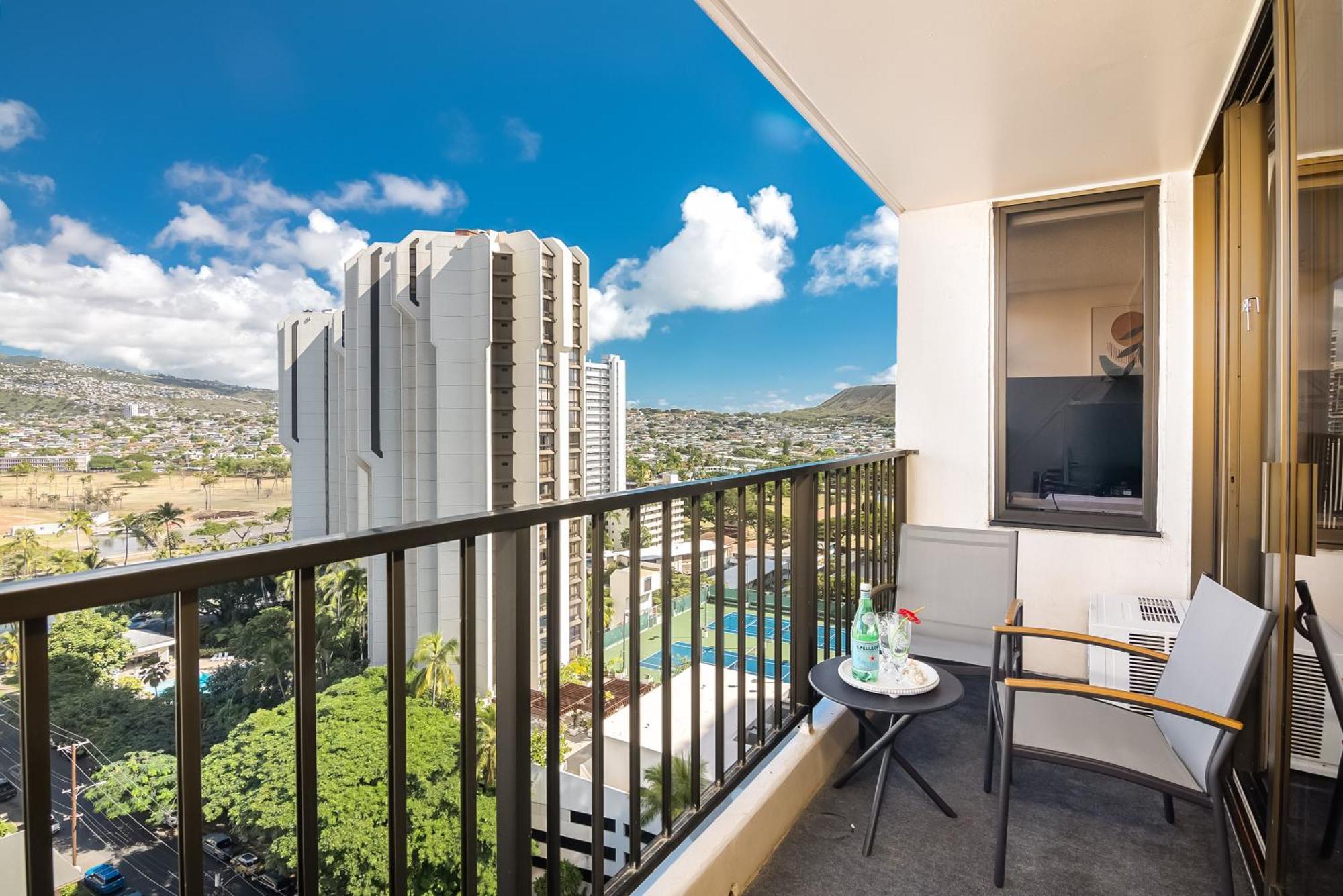 Tropical Gem Near Waikiki With Free Parking! Apartment *