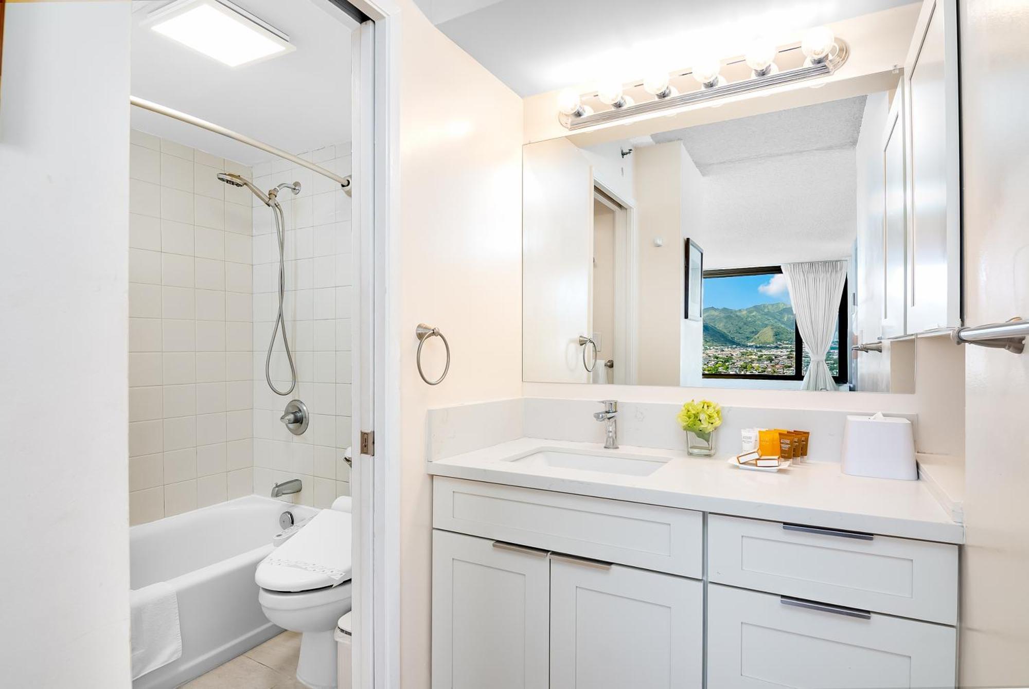 Tropical Gem Near Waikiki With Free Parking! * Honolulu