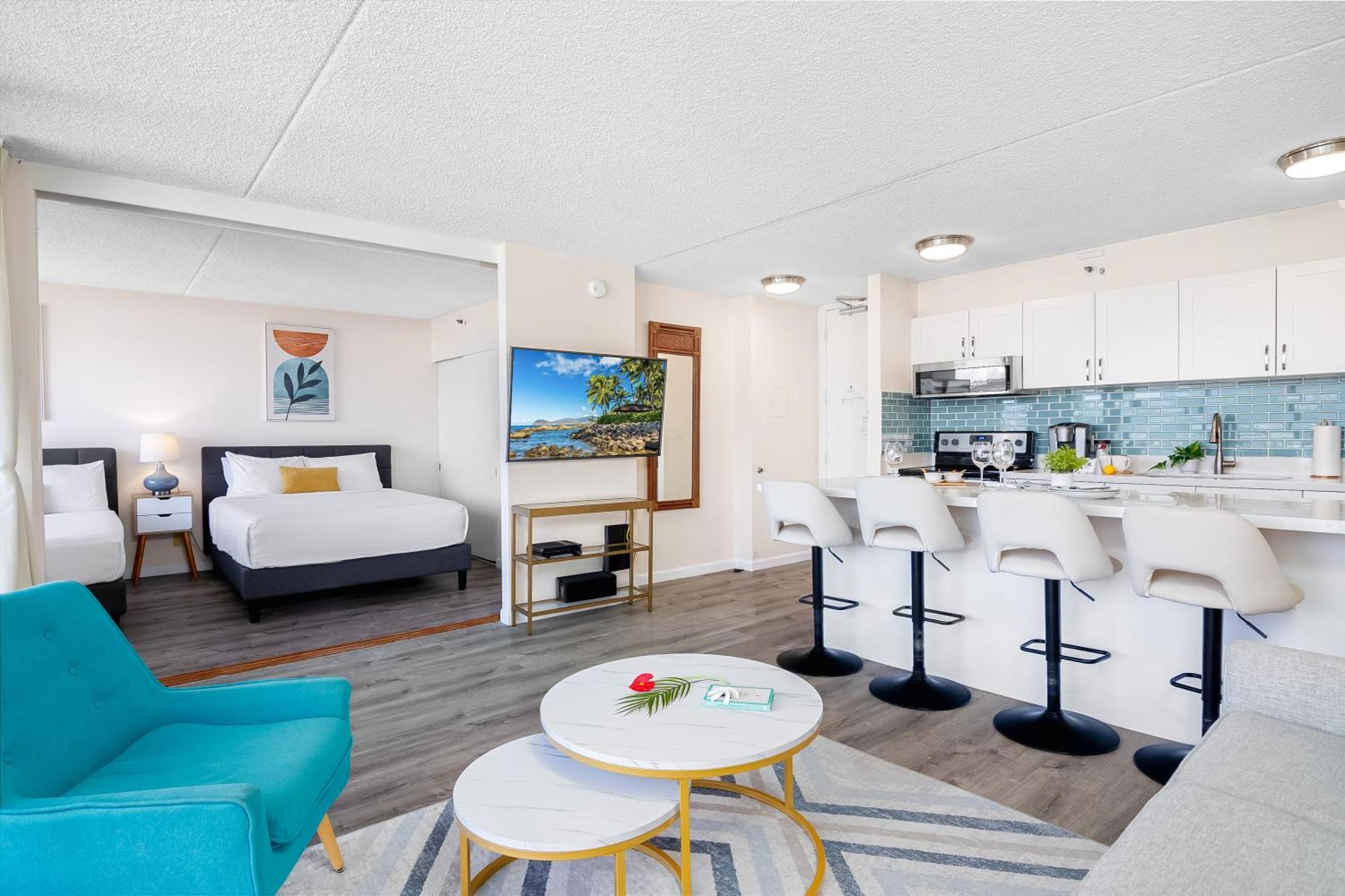 Tropical Gem Near Waikiki With Free Parking! Apartment
